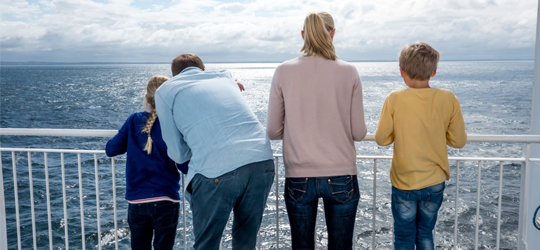 Familie auf dem Deck einer TT-Line Fähre