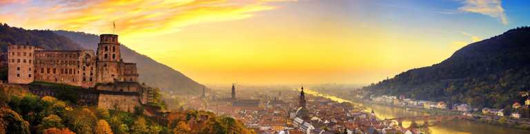 Heidelberg staden i Tyskland syn från ovan med solnedgång