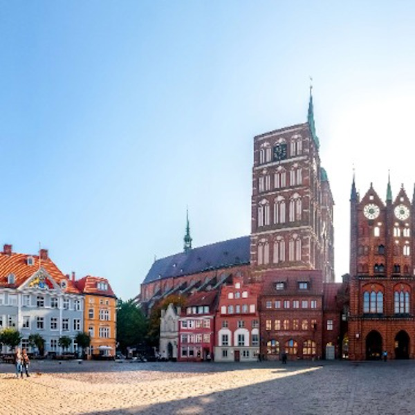 Det välkända torget Alter Markt i Stralsund Tyskland på en solig dag