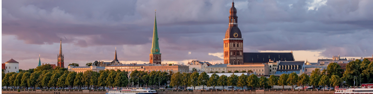 Panoramaartiger Überblick über die Skyline der Stadt Riga